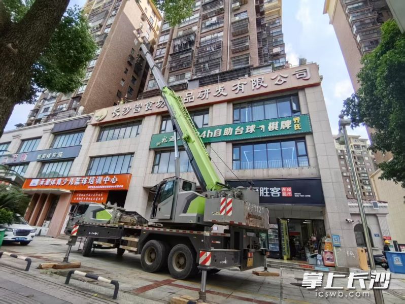 拆除老旧广告牌现场。 均为长沙晚报通讯员胡伟供图