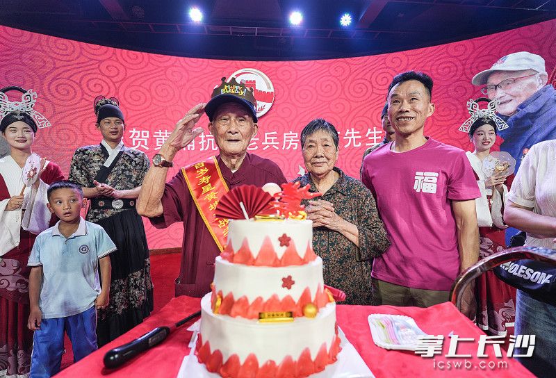 老人在台上许下自己的心愿，全场数百人齐唱《生日快乐歌》。 长沙晚报全媒体记者 邹麟 摄