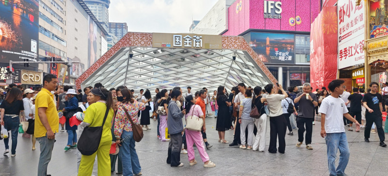 国金街是长沙步行街最热闹的街之一，商户众多，人流量多，特别繁华。