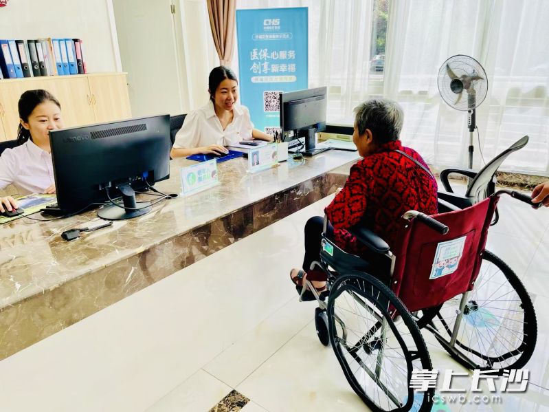 开福区医保适老服务免费给老人提供轮椅陪护。 长沙晚报全媒体记者 李卓 摄