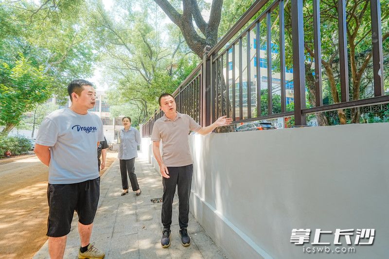 围墙改造一新，居民们放心多了。