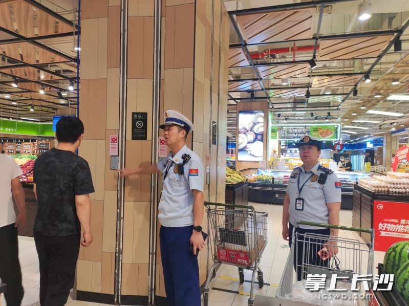 防火监督员在超市进行检查。 长沙晚报通讯员 王磊 摄