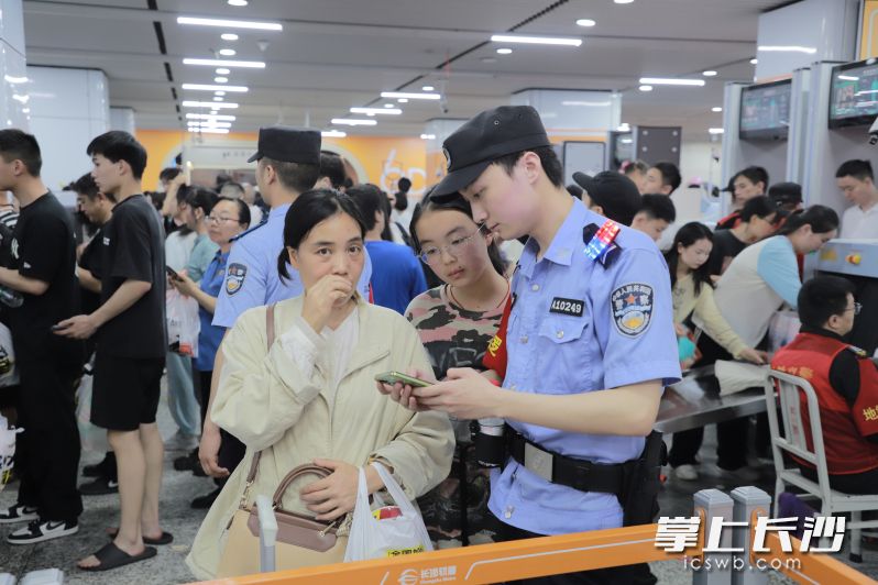 长沙公交公安全力以赴为考生保驾护航。 均为长沙晚报通讯员邵青供图