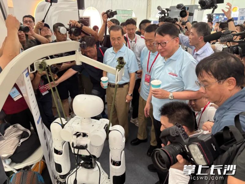 香港市民与人形机器人互动。 企业供图 香港市民与人形机器人互动。 企业供图