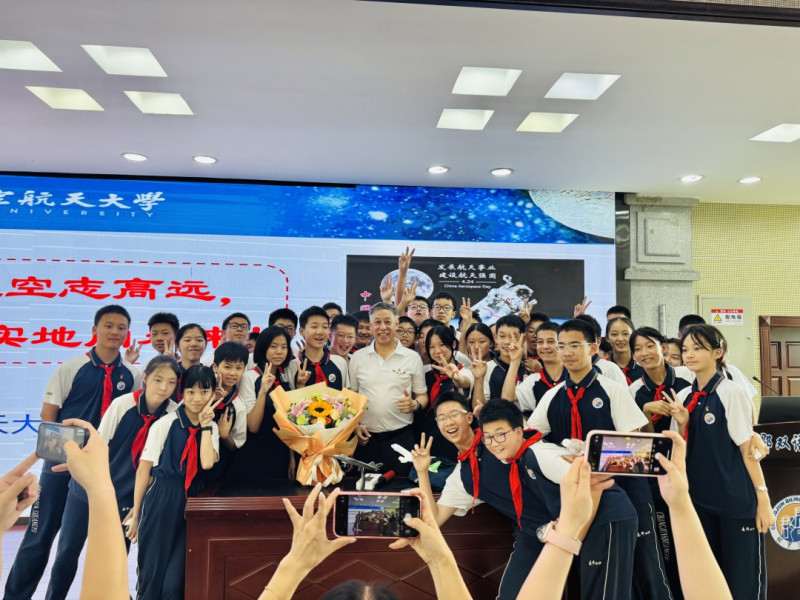 长郡双语实验中学学生与陈志英合影。通讯员供图