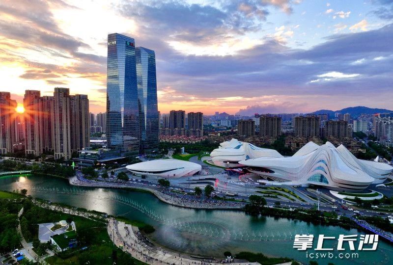 梅溪湖畔坐拥众多网红打卡点。 邹麟 摄