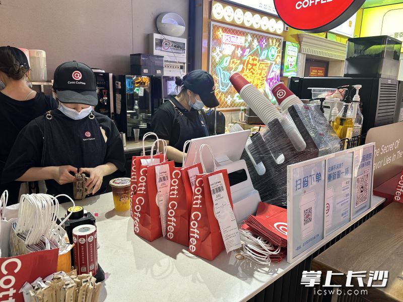 在位于长沙万家丽国际购物广场的库迪咖啡门店，记者看到几位店员正在忙而有序地出杯。 长沙晚报全媒体记者 贾凯清 摄