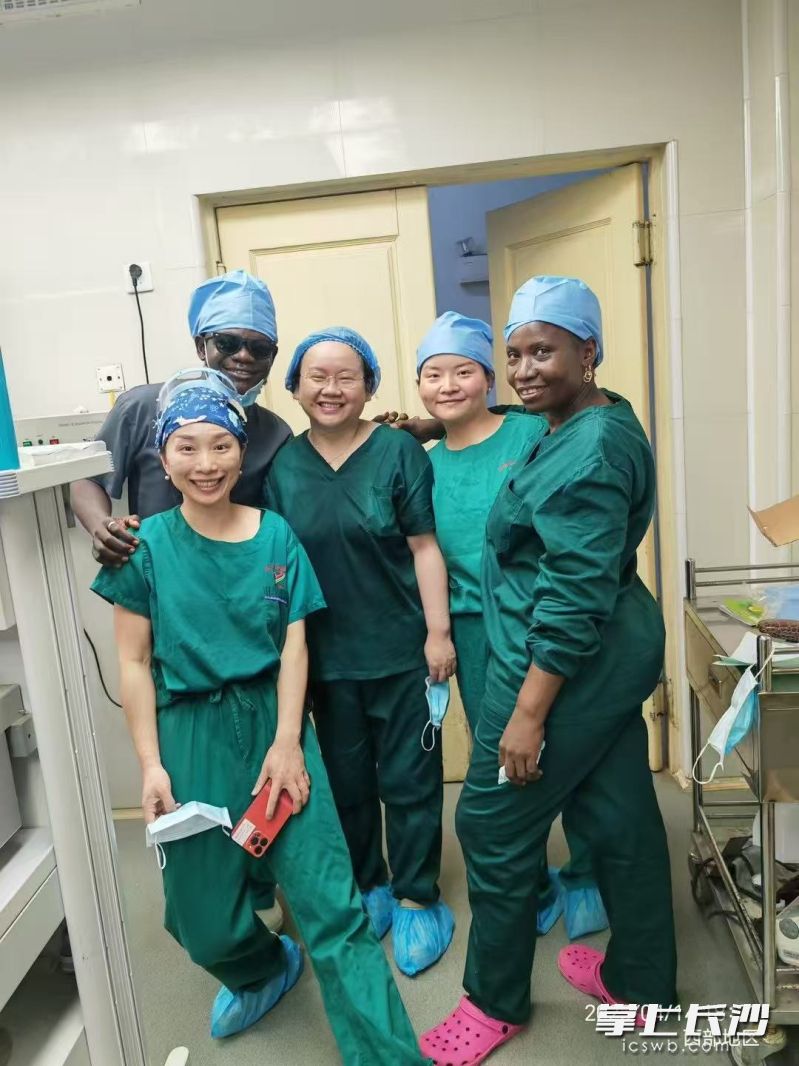 大子宫切除术后，中非医生在手术室中合影留念。受访者供图