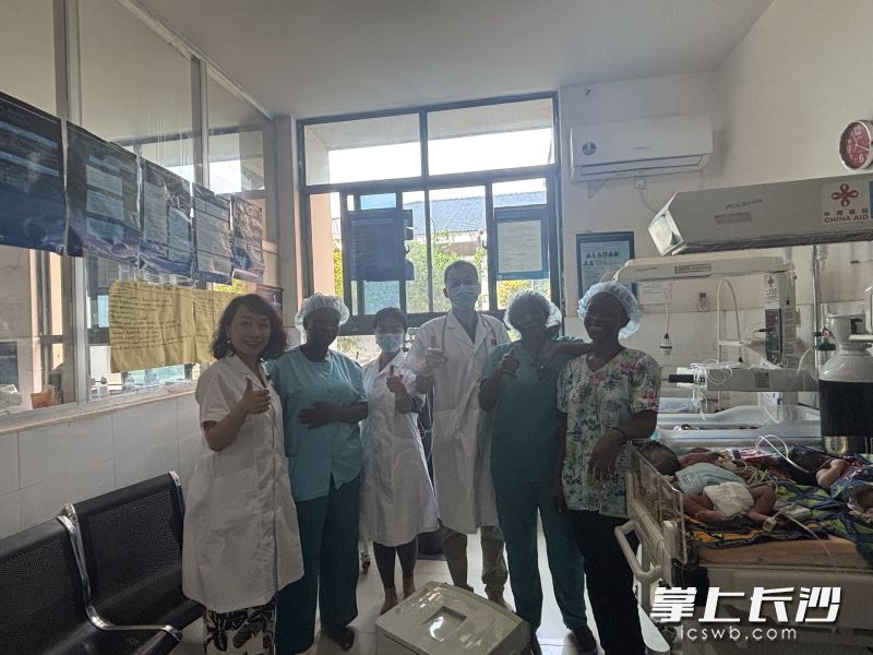 参与急救的医生在手术成功后合影留念。受访人 供图