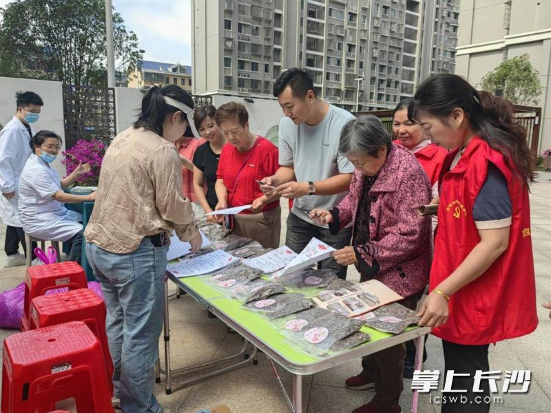 居民们领取花种。均为通讯员 周柔 供图