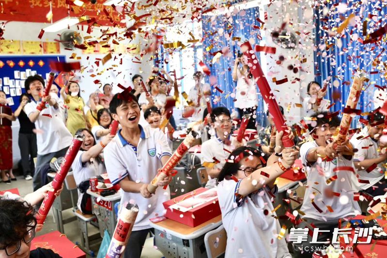 长沙市同升湖高级中学用一场仪式感满满的班会来让学生告别中学时代。长沙晚报全媒体记者 周数邑 摄