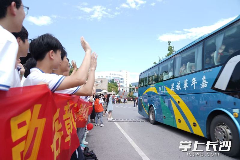 挥手告别高三学长。