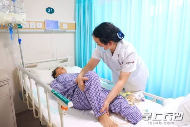 中南大学湘雅医院始终坚持以病人为中心，积极响应国家免陪照护服务试点政策，在前期工作基础上，通过五大举措协同推进免陪照护服务。长沙晚报通讯员 严丽 彭华 摄