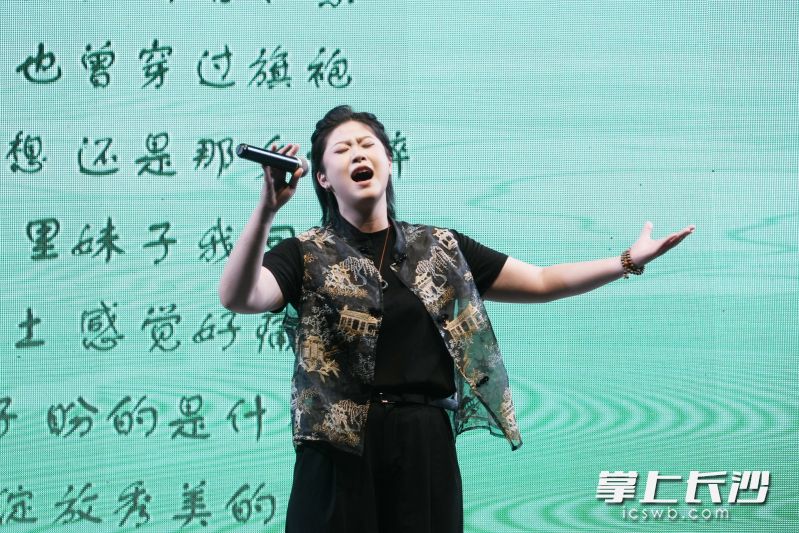 演唱《乡里妹子回乡来》。