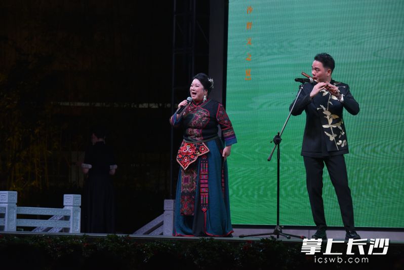 演唱+竹笛表演。