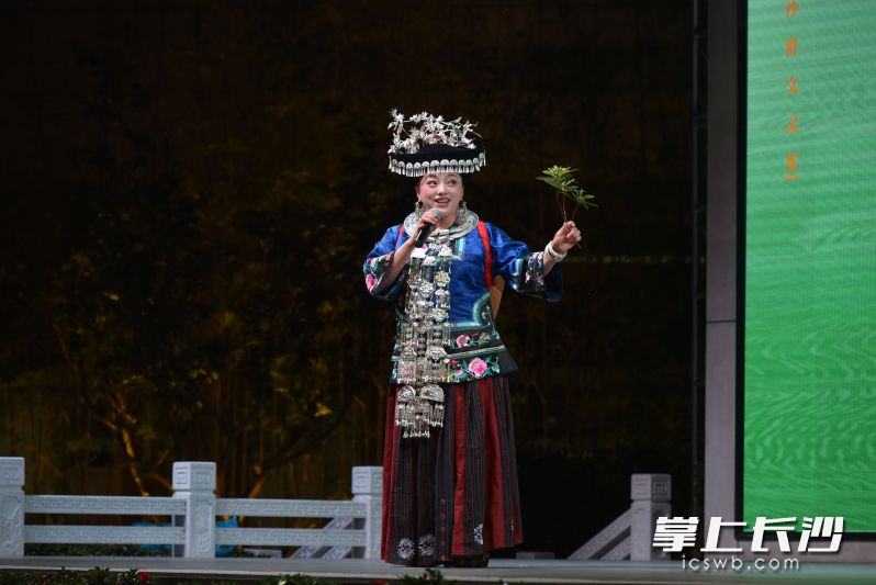 苗歌省级传承人翠翠。