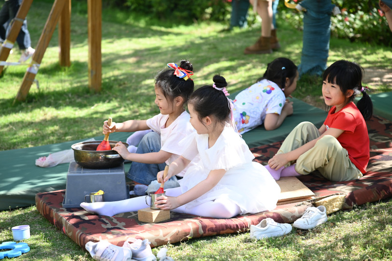 万润滨江幼儿园的孩子们在玩自主游戏。 万润滨江幼儿园的孩子们在玩自主游戏。