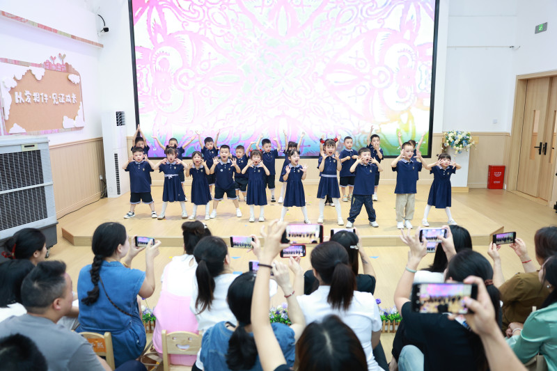 文艺大汇演中,孩子们带来一个个精彩的节目。 文艺大汇演中,孩子们带来一个个精彩的节目。