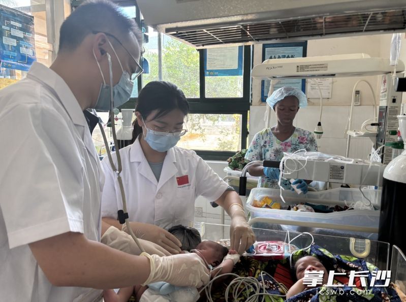 黄云军和周丽欢正在抢救重度窒息新生儿。受访者 供图