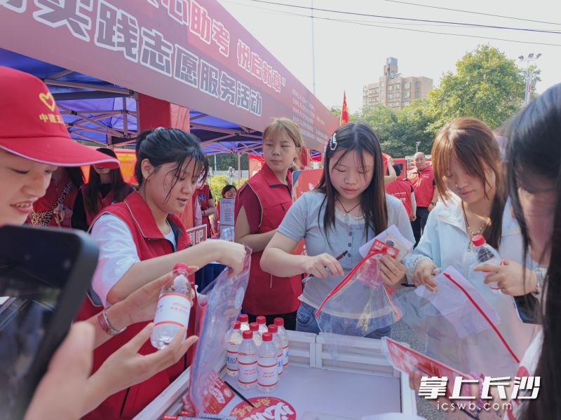 志愿者为考生提供所需用品。均为通讯员 黎志坚 供图