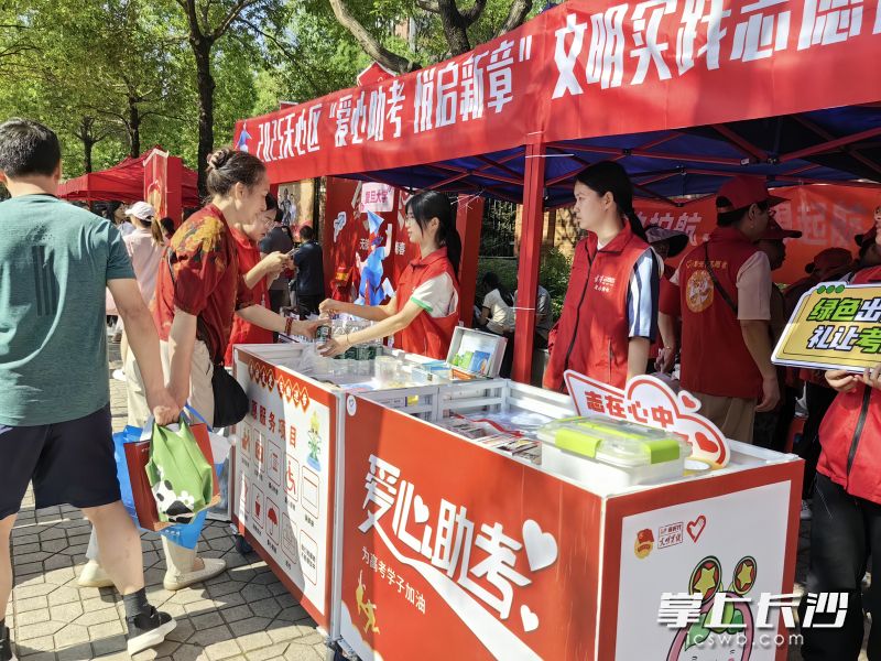 每个站点配备20余名志愿者。