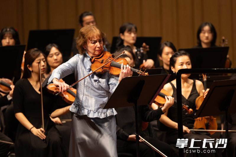 小提琴家埃琳娜·杰尼索娃担任独奏。