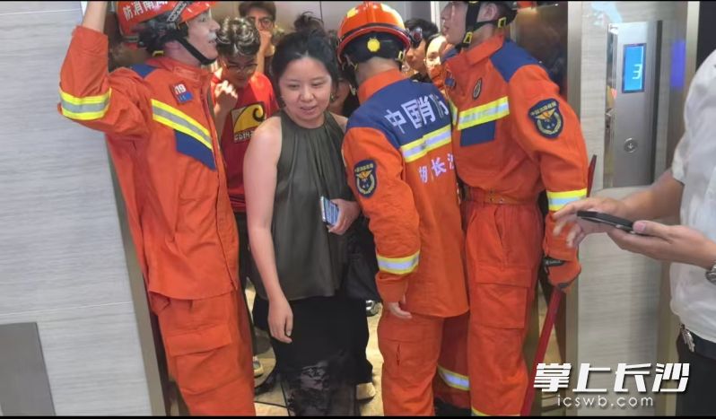 经过消防救援人员的紧急救援，被困人员被成功救出。 长沙晚报通讯员 郑欣鑫 摄