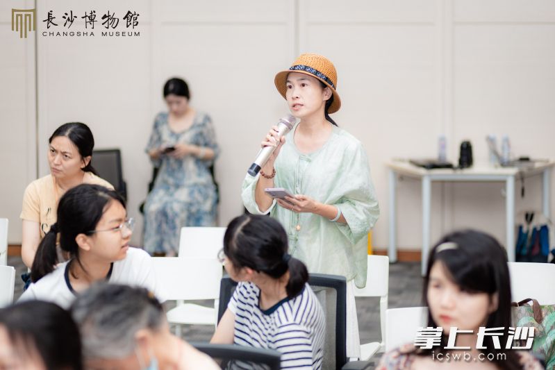现场观众踊跃提问。