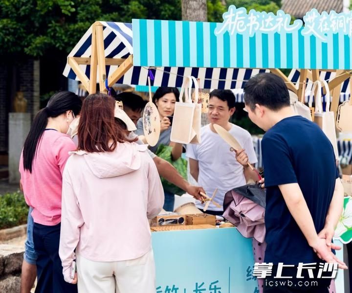 市民游客逛集市。均为主办方 供图