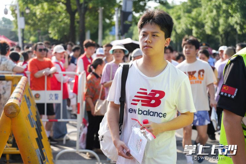 7日上午，湖南师大附中考点，考生们有序进入考场。