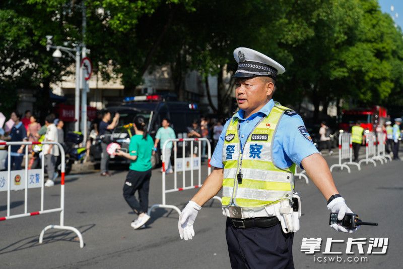 7日上午，湖南师大附中考点外，交警积极疏导交通，确保考生有序进入考场。