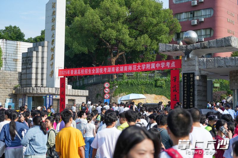 7日上午，湖南师大附中考点，考生们有序进入考场。