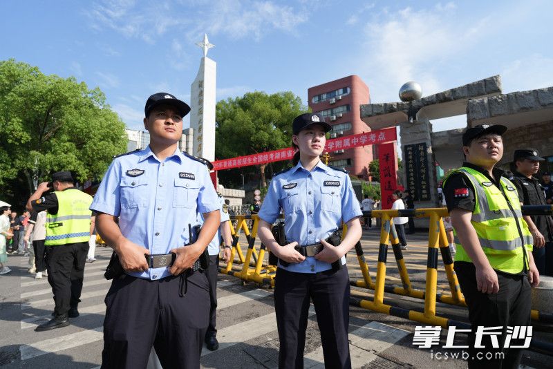7日上午，湖南师大附中考点，公安民警为考生们保驾护航。