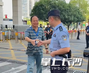 向一鸣偶遇当年老师。