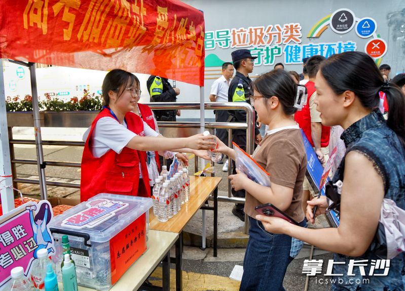 “爱心助考点”物资一应俱全。受访者供图