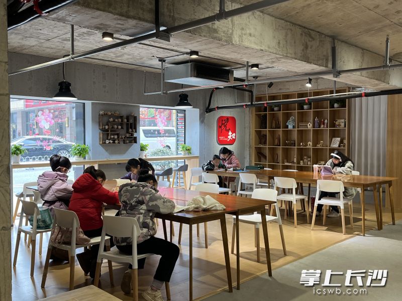 孩子们在美邻空间阅读、学习。