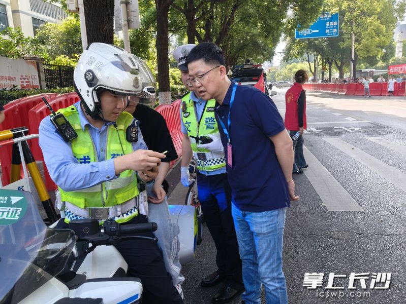 护考人员第一时间联系公安交警，准备送考生回家领取证件。长沙晚报通讯员 王安妮 摄