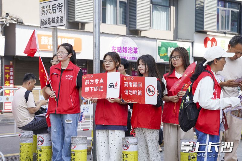 全市2800余名志愿者化身爱心“护考团”。全媒体记者 周数邑 摄