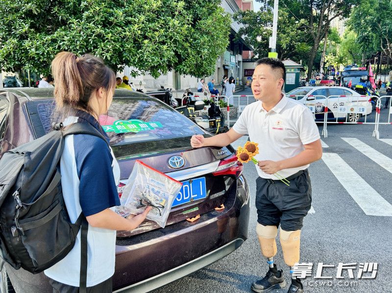 汤俊杰（右）为考生准备了向日葵。受访者供图
