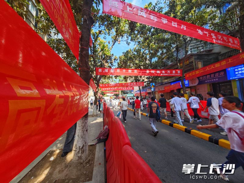 和往年一样，长沙麓山国际实验学校门前的道路上，挂满了祝福的横幅为考生加油。