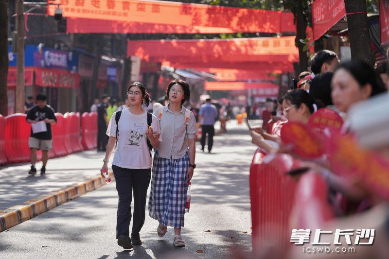 考生们自信从容步入考场。