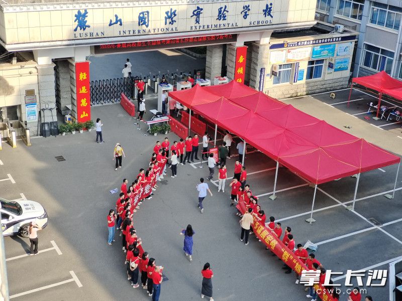 和往年一样，长沙麓山国际实验学校门前的道路上，挂满了祝福的横幅为高考考生加油。均为长沙晚报全媒体记者 郭雨滴 摄