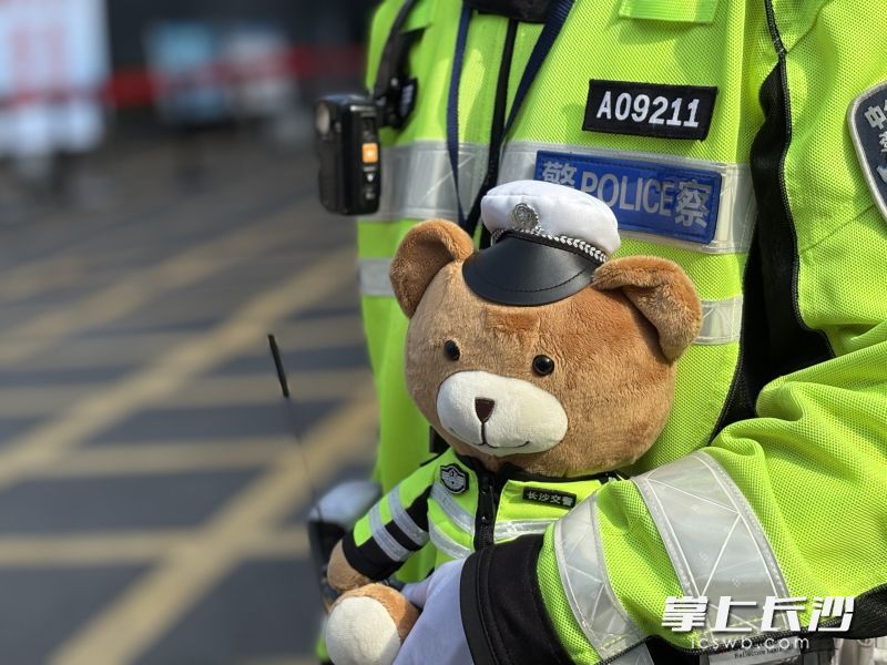 佩戴尾号为“211”警号的交警，也在人群中穿梭忙碌。长沙晚报通讯员 吴莎 供图