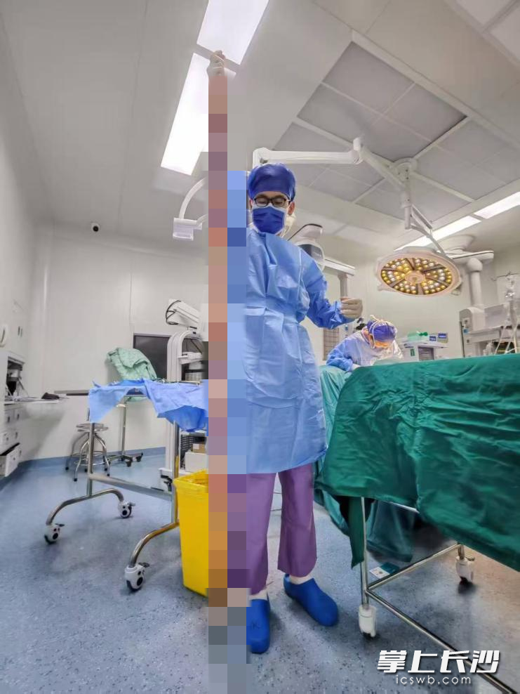 医生将患者的瘤体组织分离成一条长达2.4米的条索即医生手举的长度，然后通过腹部2～3厘米的切口将肌瘤成功取出。通讯员供图