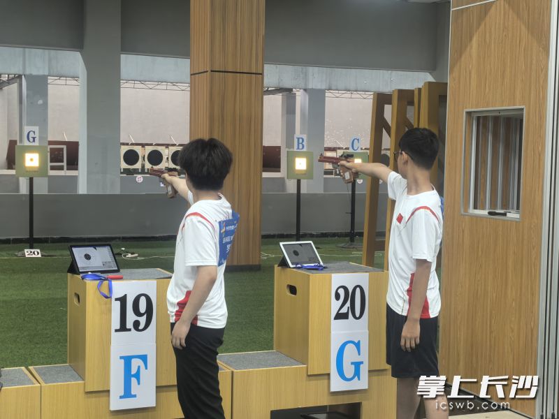 激光手枪混团。