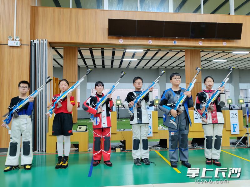 岳麓区博才梅溪湖小学北校区队员廖子墨（左二）。