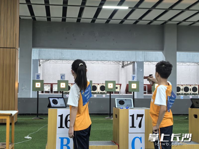 雨花区砂子塘吉联第三小学肖雅琳（左）和刘羿涵在比赛中逆转获胜。