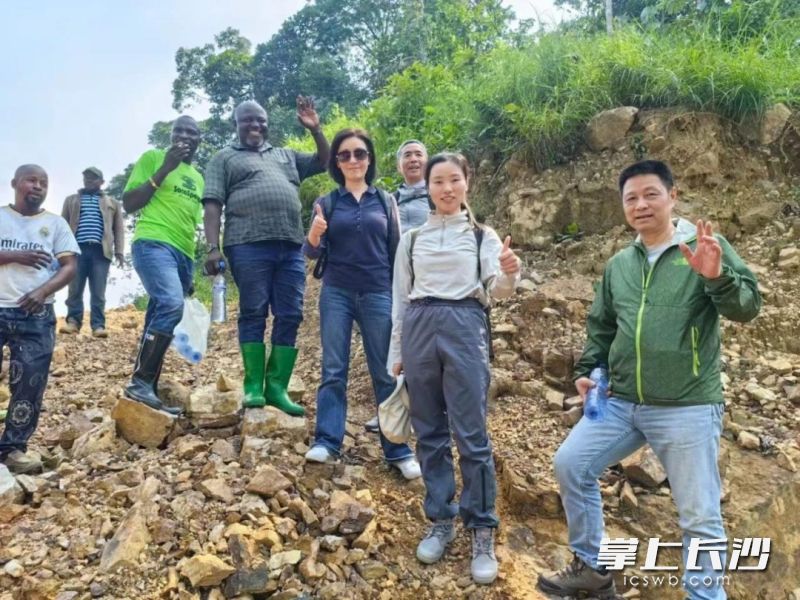 金龙电缆董事长毛冰花（右四）在非洲考察市场。受访者供图