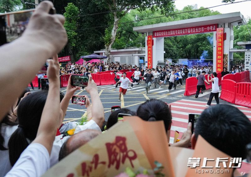 9日下午，随着今年高考最后一场考试生物结束，2025年高考正式落下帷幕。长沙市一中考点，考生们飞奔冲出校门，这是一场青春的洗礼，也是又一次梦想的启航。均为长沙晚报全媒体记者 黄启晴 邹麟 摄影报道