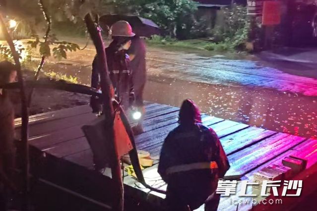 7日晚，天心区黑石铺街道联合辖区防汛抗旱备储公司在三环线桥下开展抽水排渍工作。